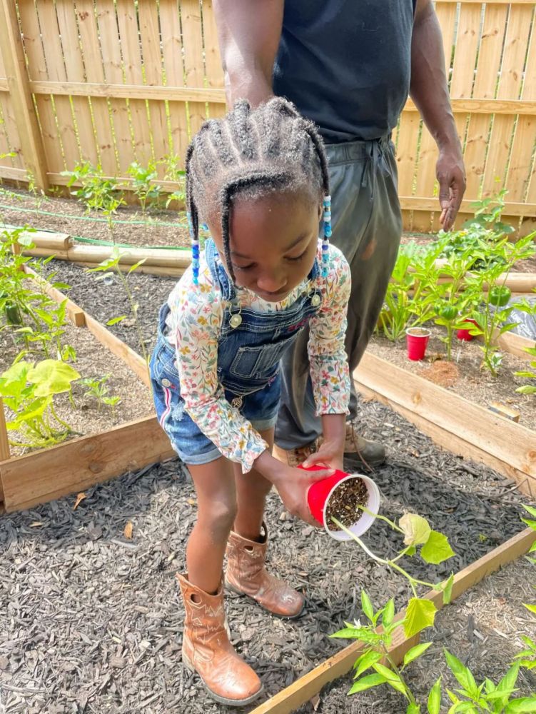 Menina de 6 anos que aprendeu a plantar com avó torna-se a mais jovem agricultora certificada