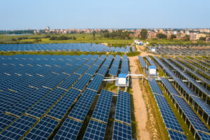 Conheça a usina que gera energia solar em meio à produção rural